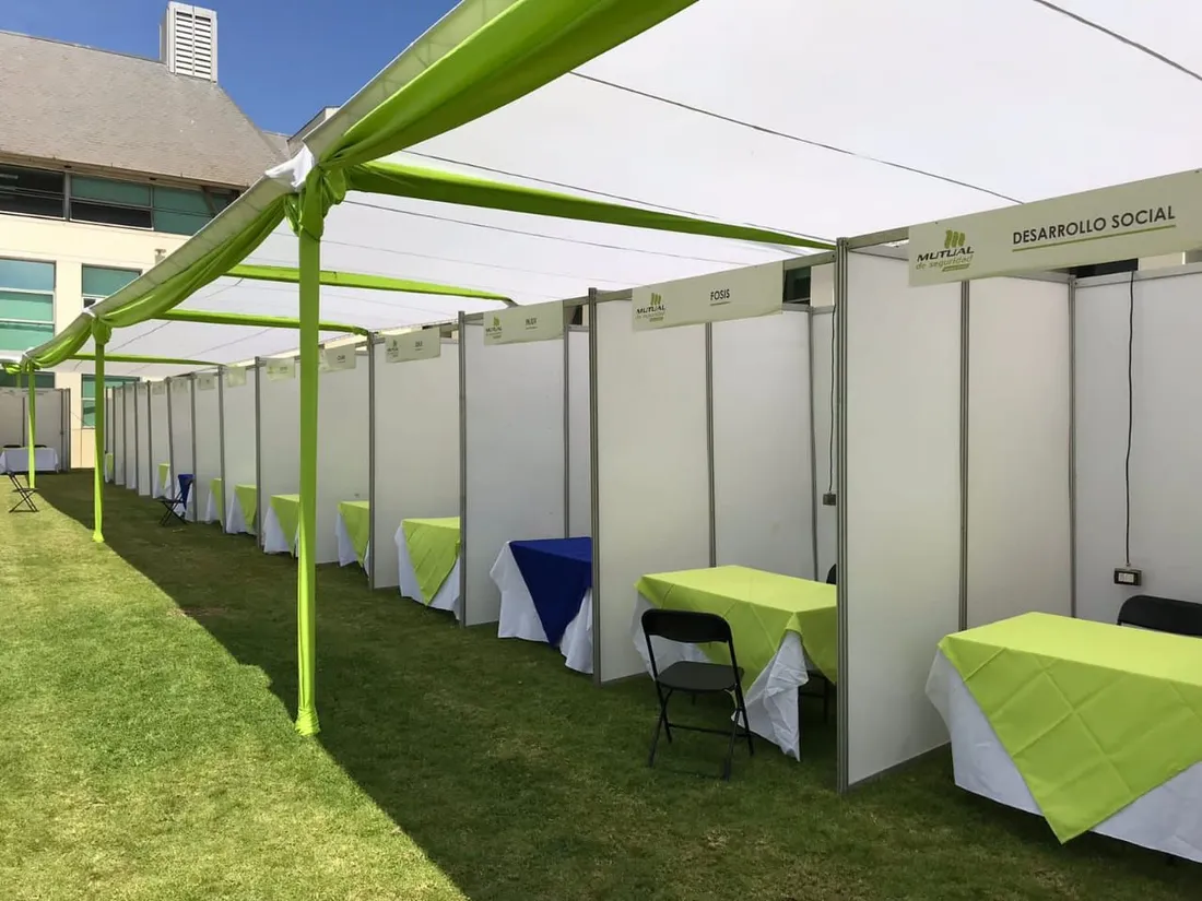 Stands decorados para una feria de emprendedoras