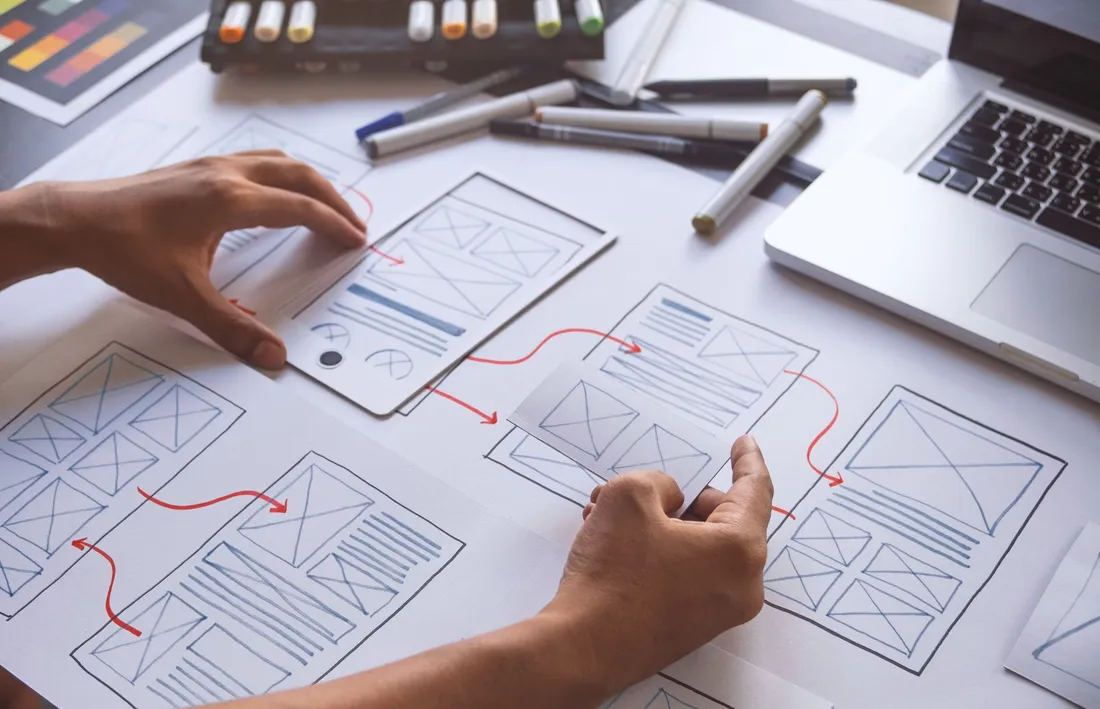 Bocetos y wireframes de diseño trazados a mano en el escritorio