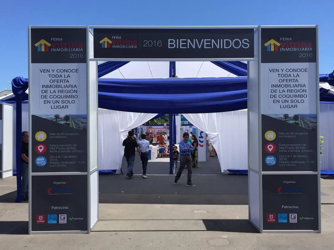 Pórtico de acceso impreso en gran formato para una feria