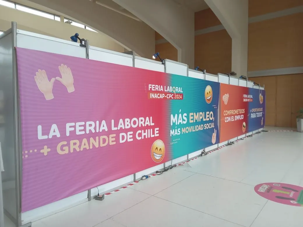 Señalética impresa sobre la entrada de stands de feria