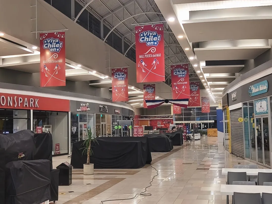 Pendones colgantes de gran formato para una campaña de Fiestas Patrias en centro comercial