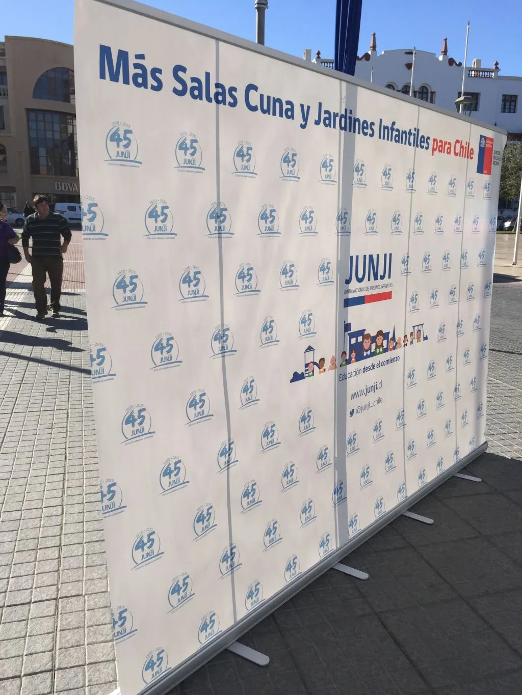 Backing de gran formato para un evento institucional de JUNJI