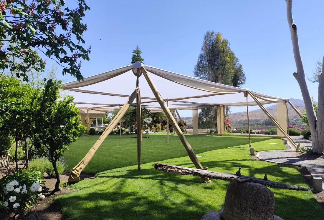Montaje de carpa para evento en jardín
