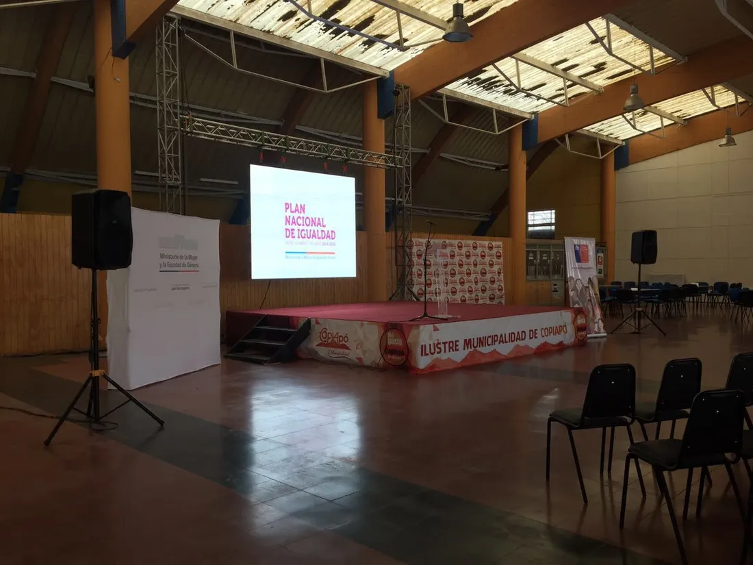 Escenario y backing para evento de la Municipalidad de Copiapó